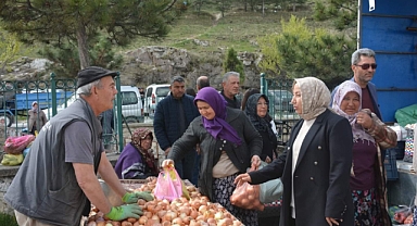 İscehisar Belediye Başkanı Seyhan KILINÇARSLAN 'a  Semt Pazarında Vatandaşlar Yoğun ilgi gösterdi.