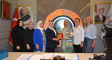 Gül Anneler Derneği Başkanı Halise Saygı Başkan Seyhan Kılınçarslan’a Teşekkür Plaketi verdi.