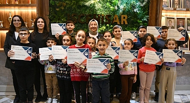 Başkan Seyhan Kılınçarslan, Yüzme Kursunu Başarıyla Tamamlayan Öğrencilere Katılım Belgesi Verdi