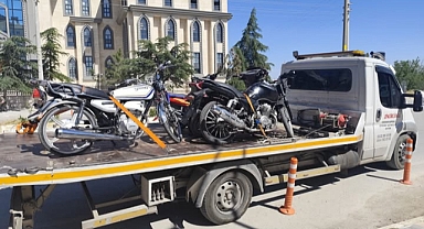 İscehisar’da Motosiklet Denetimi: Plakasız ve Gürültülü Araçlar Trafikten Men Edildi