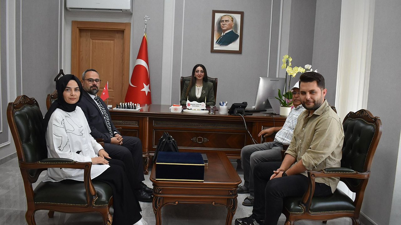 DEMOKRAT PARTİ İLÇE BAŞKANINDAN KAYMAKAM NESRİN UYGUN’A ZİYARET Ziyarette Belediye Meclis Üyeleri de hazır bulundu